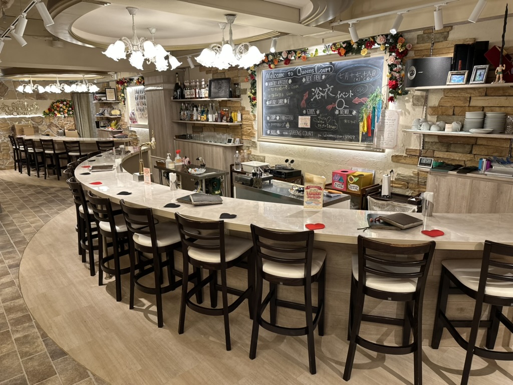 秋葉原のコンカフェQueensCourt（女神の中庭）の店内